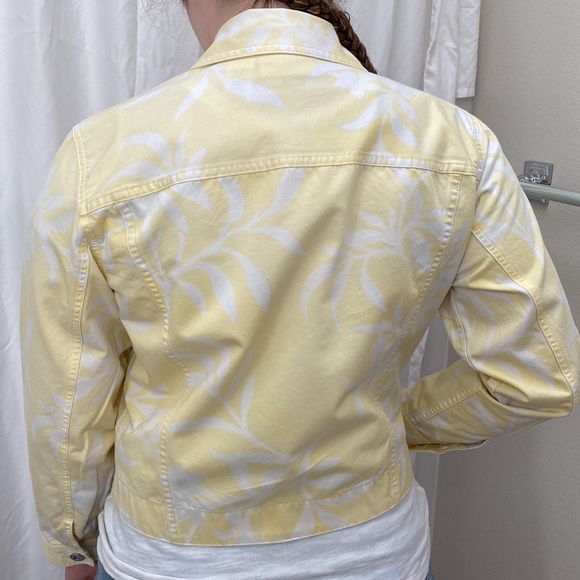 Liz Claiborne Women’s pale yellow jean jacket. Size petite. - Picture 2 of 6